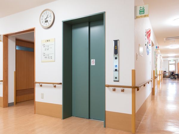 清潔感のある廊下とエレベーター