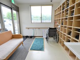 入口にある靴棚と椅子