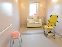 明るい介護用浴室