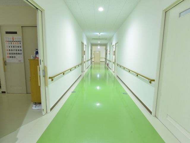清潔感のある廊下 施設内廊下 手すり付きで広々とした明るい廊下は、移動がしやすく安全性にも配慮されています。日々の業務の中で、快適な環境を提供できるでしょう。