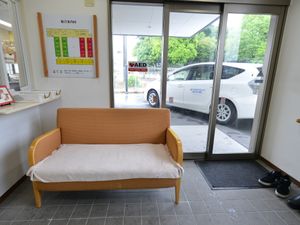 待合室のソファと入口
