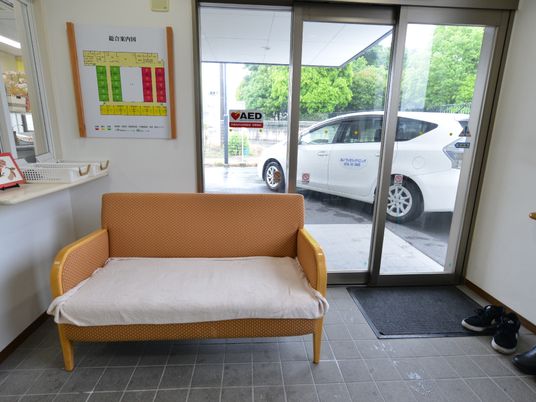 待合室のソファと入口