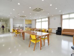明るい食堂の様子