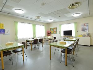 明るい共有ダイニングルーム