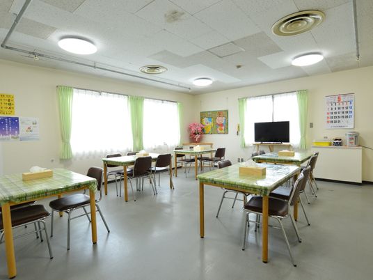明るい共有ダイニングルーム