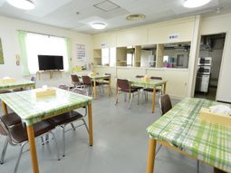 共用ダイニングの明るい空間