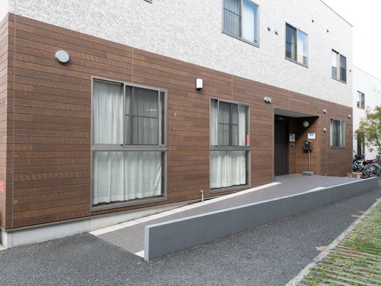 清潔感のある建物のエントランス