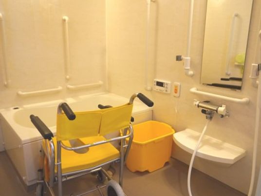 車椅子をご利用の方も介助を受けながら入浴することができるように、浴室内には入浴用の車椅子が置かれている。