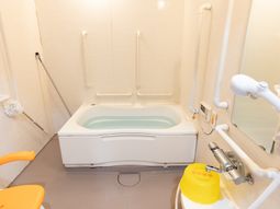 手すり付き清潔な浴室