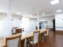 明るい食堂の様子