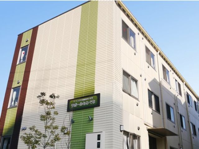 カラフルな外観の建物 外観 カラフルで明るい外観が特徴の施設です。心地良い環境で働くことができる空間が広がっています。