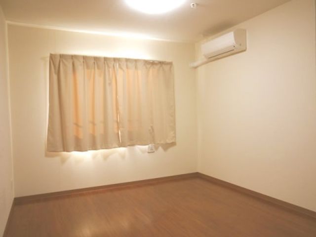明るく広々した居室 居室 この空間は落ち着いた色合いでまとめられた清潔感のある居室です。個々のプライバシーを大切にできる環境が整っています。