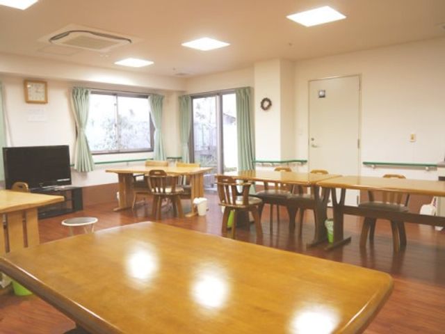 共有スペースの居室 リビング ゆったりとしたダイニングでのひと時は、職員と入居者の交流の場でもあります。明るく開放的な空間で、心地よい食事時間を提供しています。