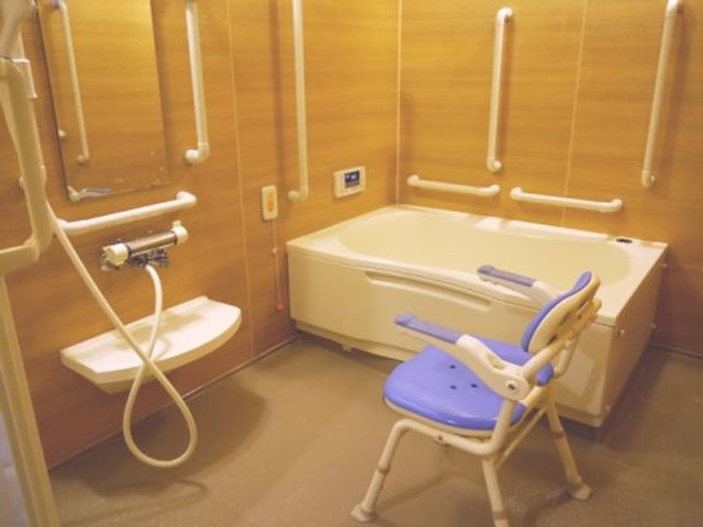 バリアフリー浴室設備 浴室 手すり完備の清潔な浴室です。安全に配慮した作りで、心地よいバスタイムをサポートします。