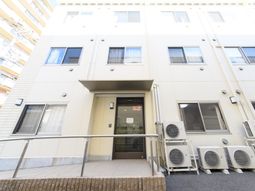 明るい建物のエントランス