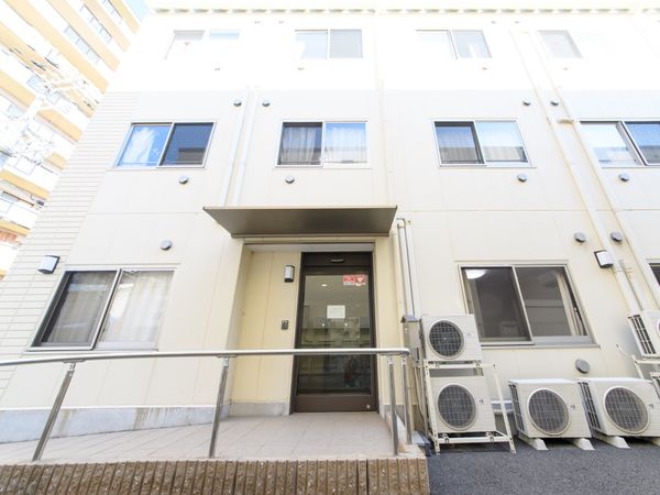 明るい建物のエントランス