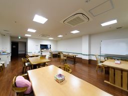 広々とした明るい食堂