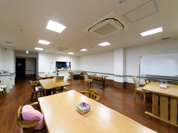 広々とした明るい食堂