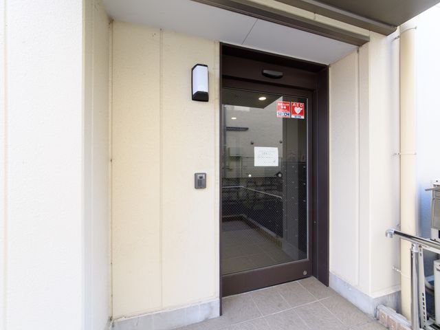 入り口の自動ドア 玄関  明るく開放的なエントランスは自動ドアで、スタッフや来訪者の出入りがしやすく設計されています。