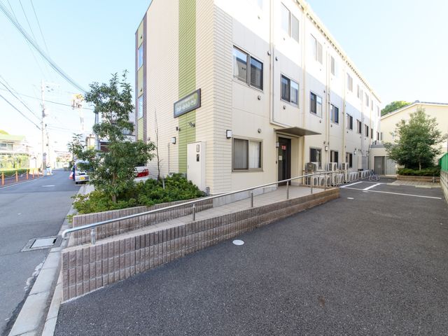 快適な外観の建物 外観 理想的な職場を求める方に適した、清潔感のある明るく開放的な外観です。バリアフリー設計になっており、安全性にも配慮されています。