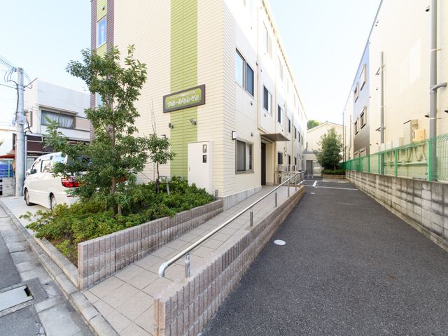 施設の外観と駐車スペース 外観  清潔感のある施設外観と、利便性を考慮した駐車スペースが確保されており、来訪が容易な環境です。