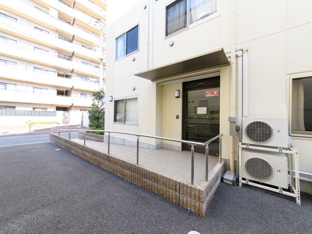 バリアフリーエントランス 外観  手すり付きのアプローチが整備されたエントランスです。安全かつスムーズな出入りを支える設計で、皆さまをお迎えします。