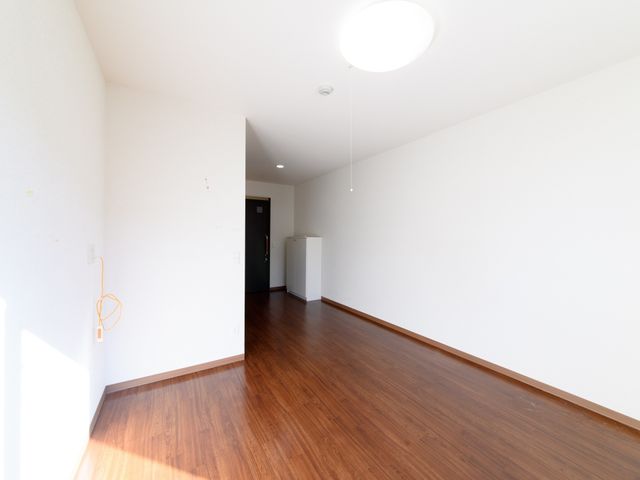 広々とした明るい居室 居室 広々とした空間が特徴の個室です。窓からの自然光で明るく、快適な生活が送れるように工夫されています。