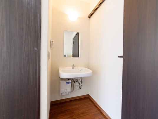 室内に設置された洗面台は、白を基調とした壁に囲われている。清潔感があり非常に清掃が行き届いているので、気持ちよく利用することができる。