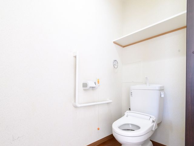 清潔感あるトイレスペース トイレ  手すりが設置された清潔なトイレは、安全かつ快適にお使いいただける設計になっており、利用者の自立を支援します。