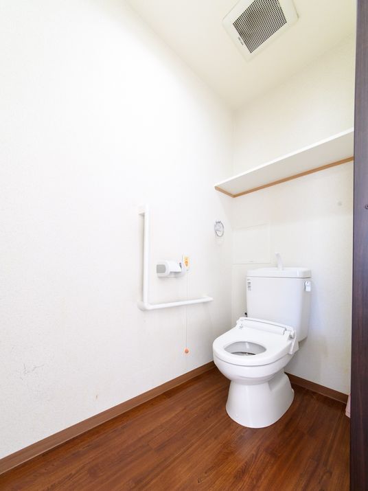 トイレは一般家庭に設置されているものと同様のタイプなので、抵抗感なく使用することが可能。棚もあるので、収納も便利になっている。