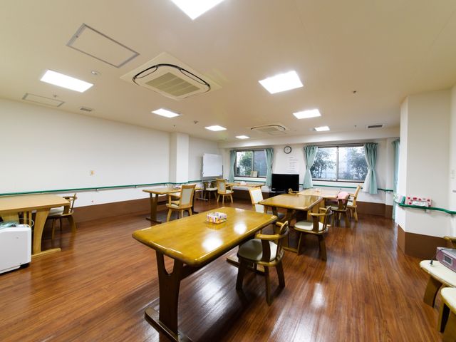 広々とした明るい食堂 食堂 ゆったりとした木のテーブルが並ぶ食堂で、居心地の良い食事の時間を提供しています。窓から自然光が差し込む、快適な空間です。