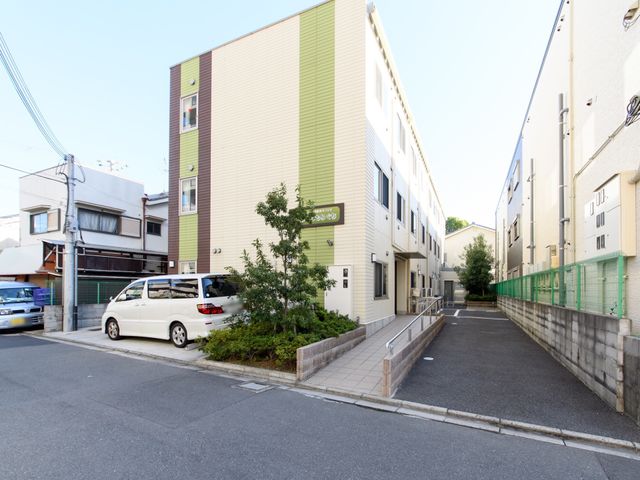 清潔感のある建物の外観 外観  緑あふれる閑静な場所に立つ、洗練されたデザインの建物です。障がい者スロープが設けられ、どなたでもスムーズに出入りできる配慮がされています。