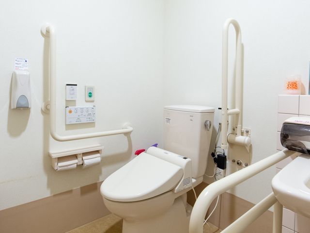 バリアフリートイレ トイレ 安心のバリアフリー設計、手すり付きトイレ。清潔感があり、利用者の快適さを考慮した設備です。