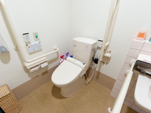 手すり付きの清潔なトイレ