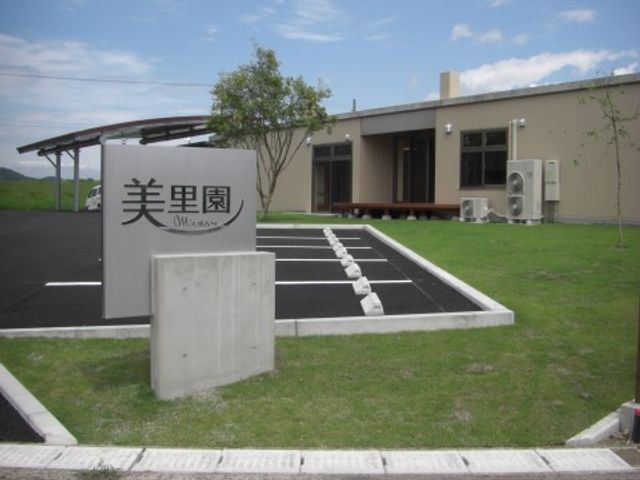 施設の外観と駐車場 外観 広々とした駐車場が整備され、落ち着いた色合いの建物があります。ゆったりとした空間でお仕事を始めませんか。