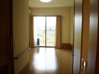 明るい個室の居室