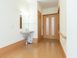 廊下と洗面台のある空間