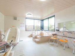 明るい浴室の設備