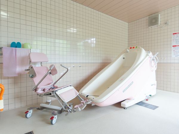 特殊浴槽とシャワーチェア