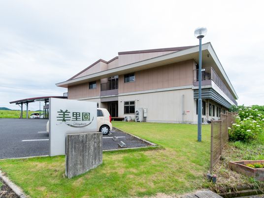 広々とした施設の外観
