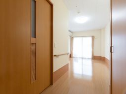 明るい窓のある洋室