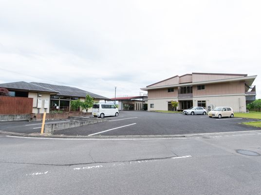 施設外観と駐車場