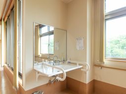 明るい洗面室の一角