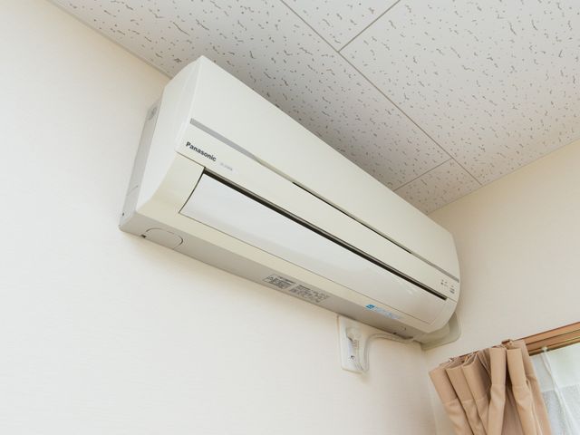 清潔なエアコンのある部屋 エアコン 清浄な空気を保ちながら、過ごしやすい室温を実現している空間です。快適にお過ごしいただける環境が整っています。