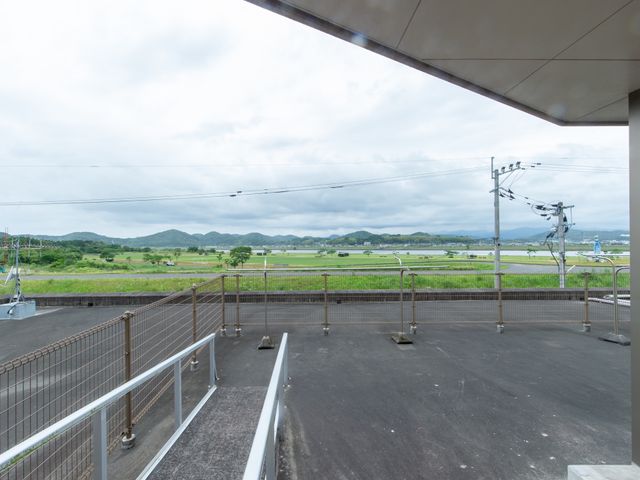 広々とした眺望のテラス テラス 開放的なテラスからは、豊かな自然と穏やかな風景を眺めることができ、心穏やかなひとときを過ごせます。