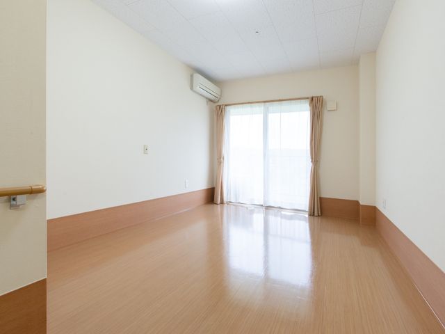 清潔な空間の居室 居室 広々とした居室は光がたっぷりと入りますので、明るく快適な日々を過ごせることでしょう。