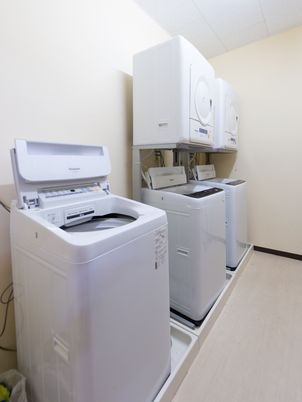 洗濯機と乾燥機の並ぶ部屋