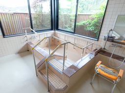 広々した明るい浴室