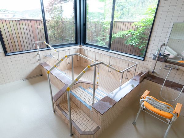 広々した明るい浴室