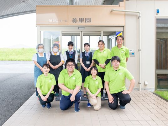 明るい表情のスタッフ集合